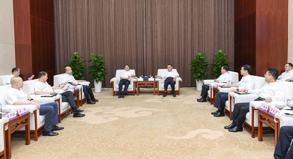 九游会集团党委书记、董事长刘文强与浪潮集团党委书记、董事长邹庆忠举行工作会谈并签署战略合作协议